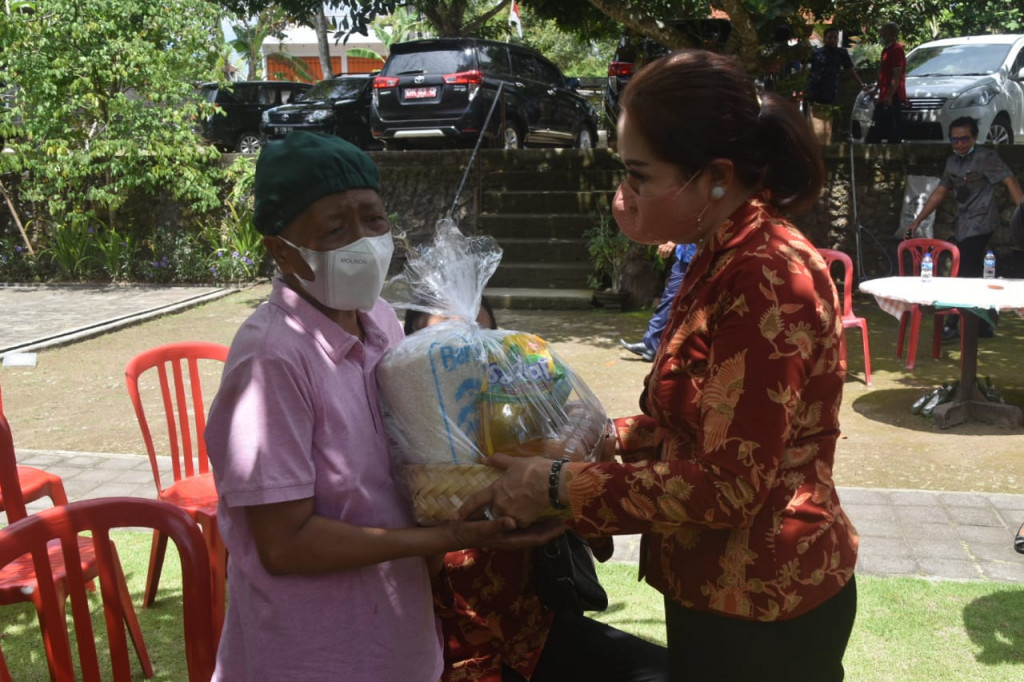 DWP Badung Serahkan Bingkisan bagi PNS Sakit dan Pensiunan PNS di Kuta Selatan